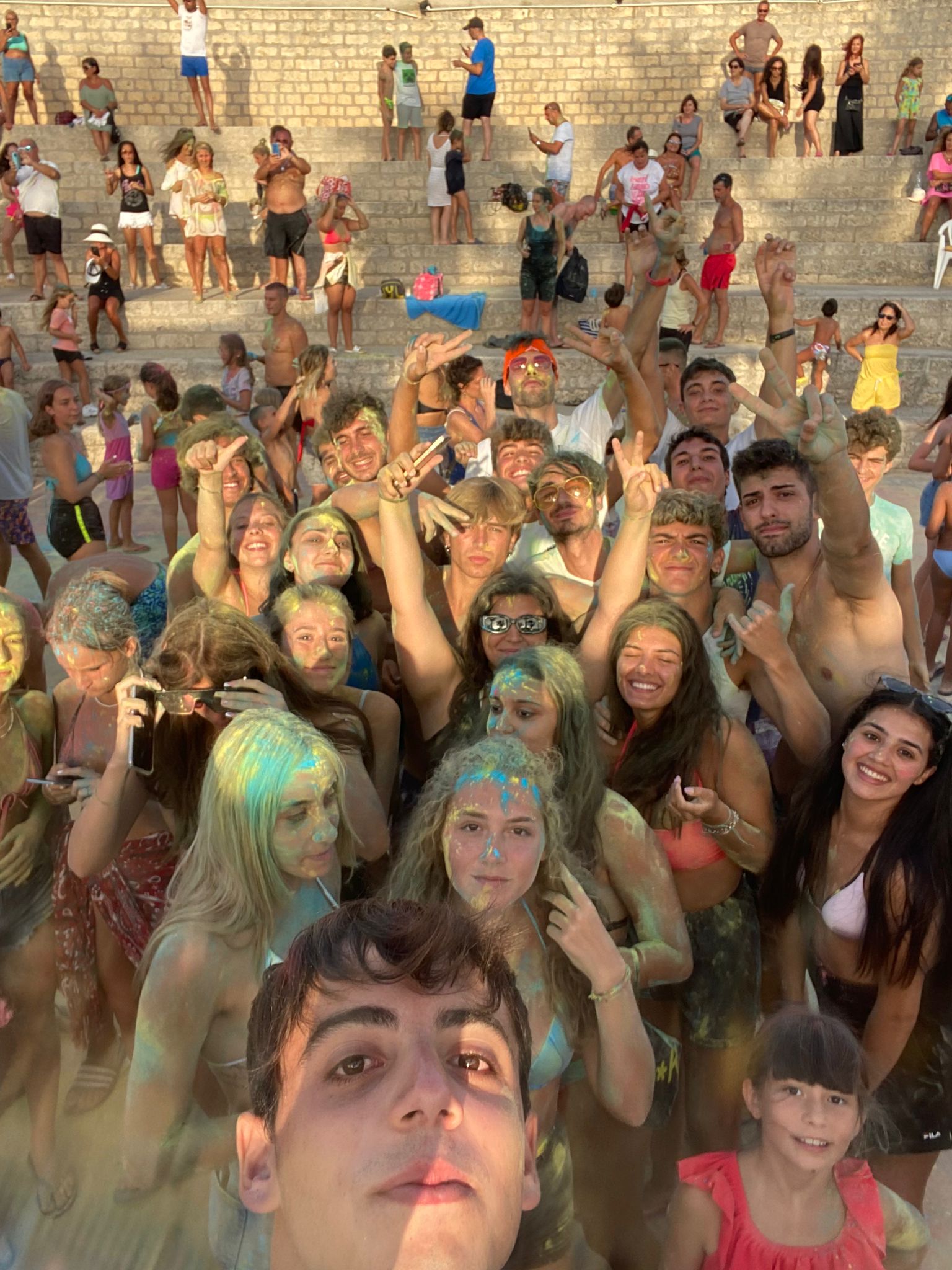Il gruppo riunito durante una festa dei colori